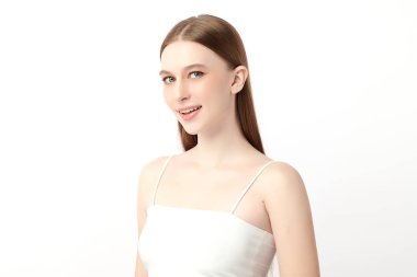 Beyaz bir arka planda temiz, taze bir teni olan güzel bir genç kadın. Cilt bakımı, yüz bakımı, kozmetoloji, güzellik ve kaplıca. Bir kadının zarif bir portresi..