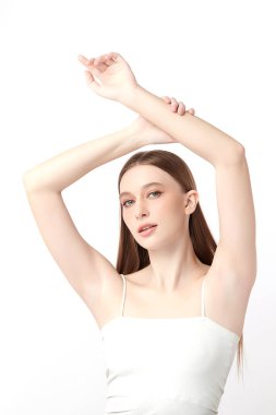 Güzel genç kadın, beyaz bir arka plan, pürüzsüz bir koltuk altı temizliği ve korunma kavramına karşı ellerini kaldırır ve temiz ve hijyenik bir şekilde ellerini kaldırır.