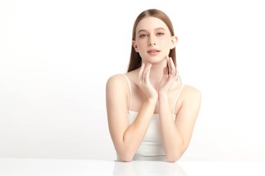 Beyaz bir arka planda, temiz ve taze bir teni olan güzel bir Asyalı kadın. Cilt bakımı, yüz bakımı, kozmetoloji, güzellik ve kaplıca. Asyalı bir kadının zarif bir portresi..