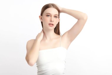 Güzel genç kadın, beyaz bir arka plan, pürüzsüz bir koltuk altı temizliği ve korunma kavramına karşı ellerini kaldırır ve temiz ve hijyenik bir şekilde ellerini kaldırır.