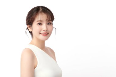 Beyaz bir arka planda, temiz ve taze bir teni olan güzel bir Asyalı kadın. Cilt bakımı, yüz bakımı, kozmetoloji, güzellik ve kaplıca. Asyalı bir kadının zarif bir portresi..