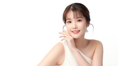 Beyaz bir arka planda, temiz ve taze bir teni olan güzel bir Asyalı kadın. Cilt bakımı, yüz bakımı, kozmetoloji, güzellik ve kaplıca. Asyalı bir kadının zarif bir portresi..