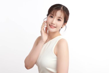 Beyaz bir arka planda, temiz ve taze bir teni olan güzel bir Asyalı kadın. Cilt bakımı, yüz bakımı, kozmetoloji, güzellik ve kaplıca. Asyalı bir kadının zarif bir portresi..