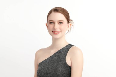 Beyaz bir arka planda temiz, taze bir teni olan güzel bir genç kadın. Cilt bakımı, yüz bakımı, kozmetoloji, güzellik ve kaplıca. Bir kadının zarif bir portresi..