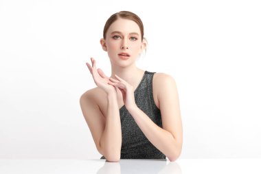 Beyaz bir arka planda temiz, taze bir teni olan güzel bir genç kadın. Cilt bakımı, yüz bakımı, kozmetoloji, güzellik ve kaplıca. Bir kadının zarif bir portresi..