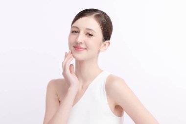 Beyaz bir arka planda temiz, taze bir teni olan güzel bir genç kadın. Cilt bakımı, yüz bakımı, kozmetoloji, güzellik ve kaplıca. Bir kadının zarif bir portresi..