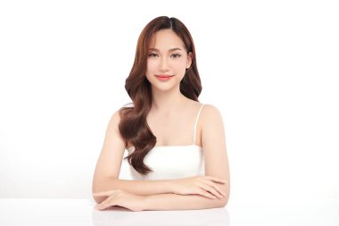 Beyaz bir arka planda, temiz ve taze bir teni olan güzel bir Asyalı kadın. Cilt bakımı, yüz bakımı, kozmetoloji, güzellik ve kaplıca. Asyalı bir kadının zarif bir portresi..