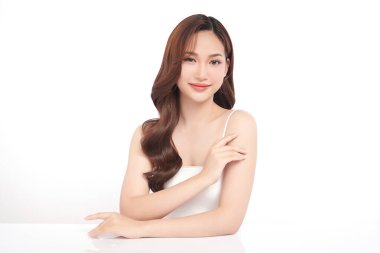 Beyaz bir arka planda, temiz ve taze bir teni olan güzel bir Asyalı kadın. Cilt bakımı, yüz bakımı, kozmetoloji, güzellik ve kaplıca. Asyalı bir kadının zarif bir portresi..