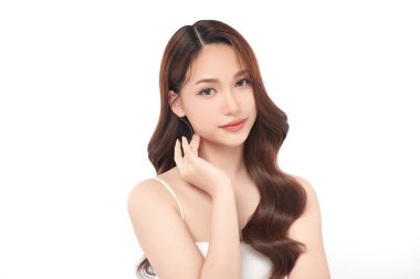 Beyaz bir arka planda, temiz ve taze bir teni olan güzel bir Asyalı kadın. Cilt bakımı, yüz bakımı, kozmetoloji, güzellik ve kaplıca. Asyalı bir kadının zarif bir portresi..