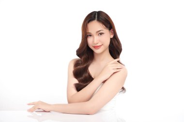 Beyaz bir arka planda, temiz ve taze bir teni olan güzel bir Asyalı kadın. Cilt bakımı, yüz bakımı, kozmetoloji, güzellik ve kaplıca. Asyalı bir kadının zarif bir portresi..