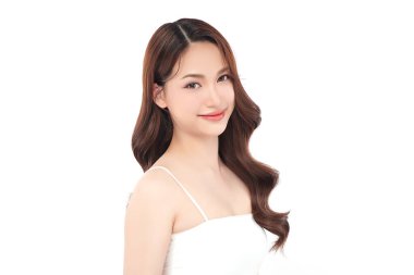 Beyaz bir arka planda, temiz ve taze bir teni olan güzel bir Asyalı kadın. Cilt bakımı, yüz bakımı, kozmetoloji, güzellik ve kaplıca. Asyalı bir kadının zarif bir portresi..