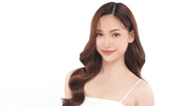 Beyaz bir arka planda, temiz ve taze bir teni olan güzel bir Asyalı kadın. Cilt bakımı, yüz bakımı, kozmetoloji, güzellik ve kaplıca. Asyalı bir kadının zarif bir portresi..