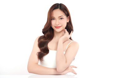 Beyaz bir arka planda, temiz ve taze bir teni olan güzel bir Asyalı kadın. Cilt bakımı, yüz bakımı, kozmetoloji, güzellik ve kaplıca. Asyalı bir kadının zarif bir portresi..