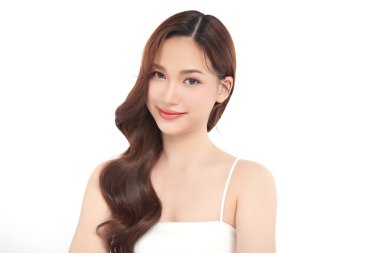 Beyaz bir arka planda, temiz ve taze bir teni olan güzel bir Asyalı kadın. Cilt bakımı, yüz bakımı, kozmetoloji, güzellik ve kaplıca. Asyalı bir kadının zarif bir portresi..