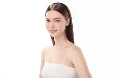 Beyaz bir arka planda temiz, taze bir teni olan güzel bir genç kadın. Cilt bakımı, yüz bakımı, kozmetoloji, güzellik ve kaplıca. Bir kadının zarif bir portresi..