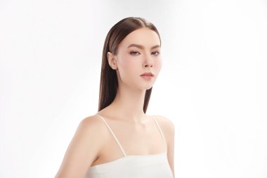 Beyaz bir arka planda temiz, taze bir teni olan güzel bir genç kadın. Cilt bakımı, yüz bakımı, kozmetoloji, güzellik ve kaplıca. Bir kadının zarif bir portresi..