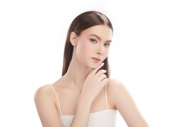 Beyaz bir arka planda temiz, taze bir teni olan güzel bir genç kadın. Cilt bakımı, yüz bakımı, kozmetoloji, güzellik ve kaplıca. Bir kadının zarif bir portresi..