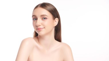 Beyaz bir arka planda temiz, taze bir teni olan güzel bir genç kadın. Cilt bakımı, yüz bakımı, kozmetoloji, güzellik ve kaplıca. Bir kadının zarif bir portresi..