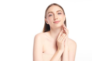 Beyaz bir arka planda temiz, taze bir teni olan güzel bir genç kadın. Cilt bakımı, yüz bakımı, kozmetoloji, güzellik ve kaplıca. Bir kadının zarif bir portresi..