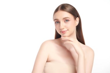 Beyaz bir arka planda temiz, taze bir teni olan güzel bir genç kadın. Cilt bakımı, yüz bakımı, kozmetoloji, güzellik ve kaplıca. Bir kadının zarif bir portresi..