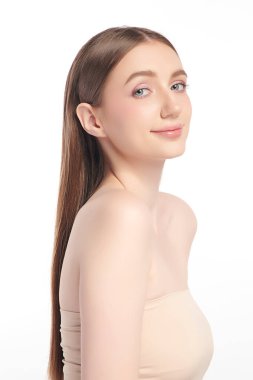 Beyaz bir arka planda temiz, taze bir teni olan güzel bir genç kadın. Cilt bakımı, yüz bakımı, kozmetoloji, güzellik ve kaplıca. Bir kadının zarif bir portresi..