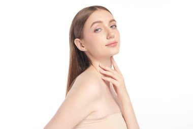 Beyaz bir arka planda temiz, taze bir teni olan güzel bir genç kadın. Cilt bakımı, yüz bakımı, kozmetoloji, güzellik ve kaplıca. Bir kadının zarif bir portresi..