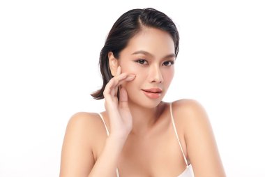 Beyaz bir arka planda, temiz ve taze bir teni olan güzel bir Asyalı kadın. Cilt bakımı, yüz bakımı, kozmetoloji, güzellik ve kaplıca. Asyalı bir kadının zarif bir portresi..