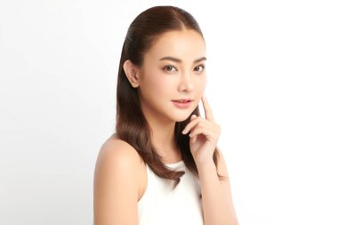 Beyaz bir arka planda, temiz ve taze bir teni olan güzel bir Asyalı kadın. Cilt bakımı, yüz bakımı, kozmetoloji, güzellik ve kaplıca. Asyalı bir kadının zarif bir portresi..