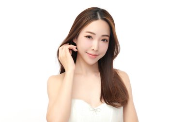 Beyaz bir arka planda, temiz ve taze bir teni olan güzel bir Asyalı kadın. Cilt bakımı, yüz bakımı, kozmetoloji, güzellik ve kaplıca. Asyalı bir kadının zarif bir portresi..