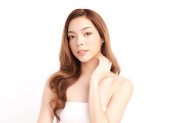 Beyaz bir arka planda, temiz ve taze bir teni olan güzel bir Asyalı kadın. Cilt bakımı, yüz bakımı, kozmetoloji, güzellik ve kaplıca. Asyalı bir kadının zarif bir portresi..