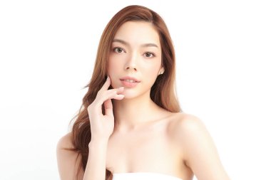 Beyaz bir arka planda, temiz ve taze bir teni olan güzel bir Asyalı kadın. Cilt bakımı, yüz bakımı, kozmetoloji, güzellik ve kaplıca. Asyalı bir kadının zarif bir portresi..