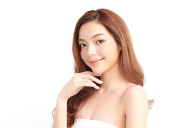 Beyaz bir arka planda, temiz ve taze bir teni olan güzel bir Asyalı kadın. Cilt bakımı, yüz bakımı, kozmetoloji, güzellik ve kaplıca. Asyalı bir kadının zarif bir portresi..