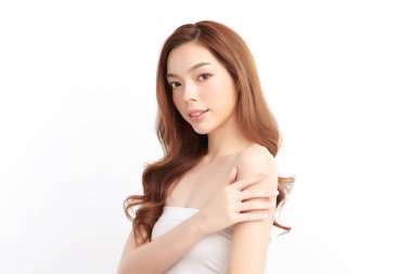 Beyaz bir arka planda, temiz ve taze bir teni olan güzel bir Asyalı kadın. Cilt bakımı, yüz bakımı, kozmetoloji, güzellik ve kaplıca. Asyalı bir kadının zarif bir portresi..