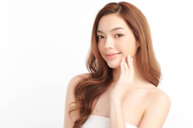 Beyaz bir arka planda, temiz ve taze bir teni olan güzel bir Asyalı kadın. Cilt bakımı, yüz bakımı, kozmetoloji, güzellik ve kaplıca. Asyalı bir kadının zarif bir portresi..