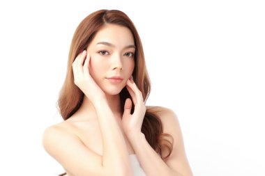 Beyaz bir arka planda, temiz ve taze bir teni olan güzel bir Asyalı kadın. Cilt bakımı, yüz bakımı, kozmetoloji, güzellik ve kaplıca. Asyalı bir kadının zarif bir portresi..