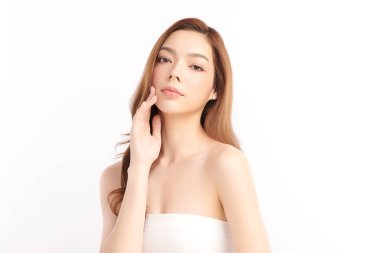 Beyaz bir arka planda, temiz ve taze bir teni olan güzel bir Asyalı kadın. Cilt bakımı, yüz bakımı, kozmetoloji, güzellik ve kaplıca. Asyalı bir kadının zarif bir portresi..