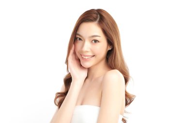 Beyaz bir arka planda, temiz ve taze bir teni olan güzel bir Asyalı kadın. Cilt bakımı, yüz bakımı, kozmetoloji, güzellik ve kaplıca. Asyalı bir kadının zarif bir portresi..