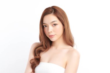 Beyaz bir arka planda, temiz ve taze bir teni olan güzel bir Asyalı kadın. Cilt bakımı, yüz bakımı, kozmetoloji, güzellik ve kaplıca. Asyalı bir kadının zarif bir portresi..