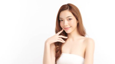 Beyaz bir arka planda, temiz ve taze bir teni olan güzel bir Asyalı kadın. Cilt bakımı, yüz bakımı, kozmetoloji, güzellik ve kaplıca. Asyalı bir kadının zarif bir portresi..