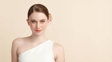 Bej bir arka planda temiz, taze bir teni olan güzel bir genç kadın. Cilt bakımı, yüz bakımı, kozmetoloji, güzellik ve kaplıca. Bir kadının zarif bir portresi..