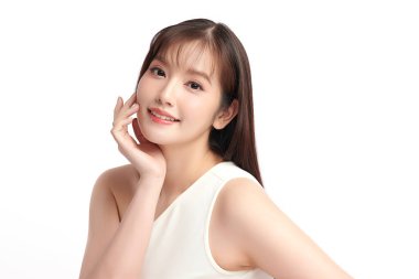 Beyaz bir arka planda, temiz ve taze bir teni olan güzel bir Asyalı kadın. Cilt bakımı, yüz bakımı, kozmetoloji, güzellik ve kaplıca. Asyalı bir kadının zarif bir portresi..