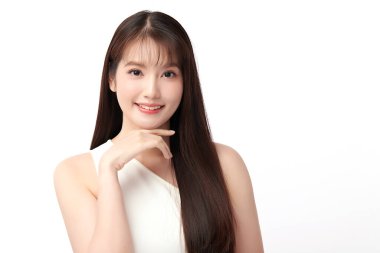 Beyaz bir arka planda, temiz ve taze bir teni olan güzel bir Asyalı kadın. Cilt bakımı, yüz bakımı, kozmetoloji, güzellik ve kaplıca. Asyalı bir kadının zarif bir portresi..