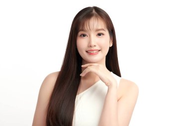 Beyaz bir arka planda, temiz ve taze bir teni olan güzel bir Asyalı kadın. Cilt bakımı, yüz bakımı, kozmetoloji, güzellik ve kaplıca. Asyalı bir kadının zarif bir portresi..