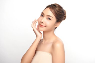 Beyaz bir arka planda, temiz ve taze bir teni olan güzel bir Asyalı kadın. Cilt bakımı, yüz bakımı, kozmetoloji, güzellik ve kaplıca. Asyalı bir kadının zarif bir portresi..