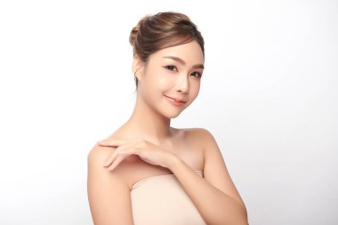 Beyaz bir arka planda, temiz ve taze bir teni olan güzel bir Asyalı kadın. Cilt bakımı, yüz bakımı, kozmetoloji, güzellik ve kaplıca. Asyalı bir kadının zarif bir portresi..