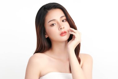 Beyaz bir arka planda, temiz ve taze bir teni olan güzel bir Asyalı kadın. Cilt bakımı, yüz bakımı, kozmetoloji, güzellik ve kaplıca. Asyalı bir kadının zarif bir portresi..