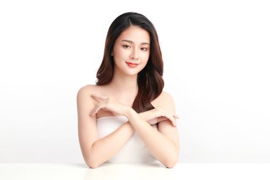 Beyaz bir arka planda, temiz ve taze bir teni olan güzel bir Asyalı kadın. Cilt bakımı, yüz bakımı, kozmetoloji, güzellik ve kaplıca. Asyalı bir kadının zarif bir portresi..