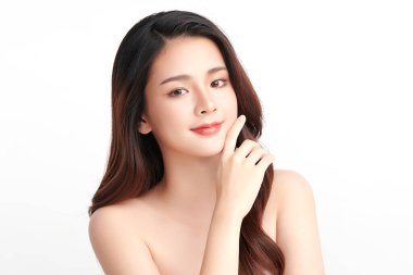 Beyaz bir arka planda, temiz ve taze bir teni olan güzel bir Asyalı kadın. Cilt bakımı, yüz bakımı, kozmetoloji, güzellik ve kaplıca. Asyalı bir kadının zarif bir portresi..