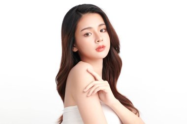 Beyaz bir arka planda, temiz ve taze bir teni olan güzel bir Asyalı kadın. Cilt bakımı, yüz bakımı, kozmetoloji, güzellik ve kaplıca. Asyalı bir kadının zarif bir portresi..