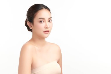 Beyaz bir arka planda, temiz ve taze bir teni olan güzel bir Asyalı kadın. Cilt bakımı, yüz bakımı, kozmetoloji, güzellik ve kaplıca. Asyalı bir kadının zarif bir portresi..